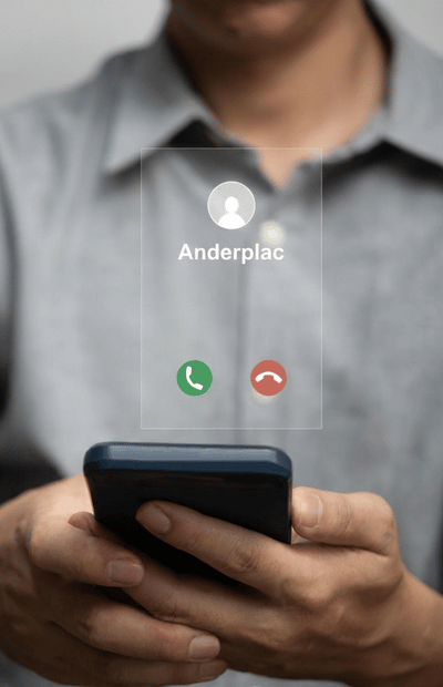 personne en train de contacter anderplac pour des travaux de platrerie